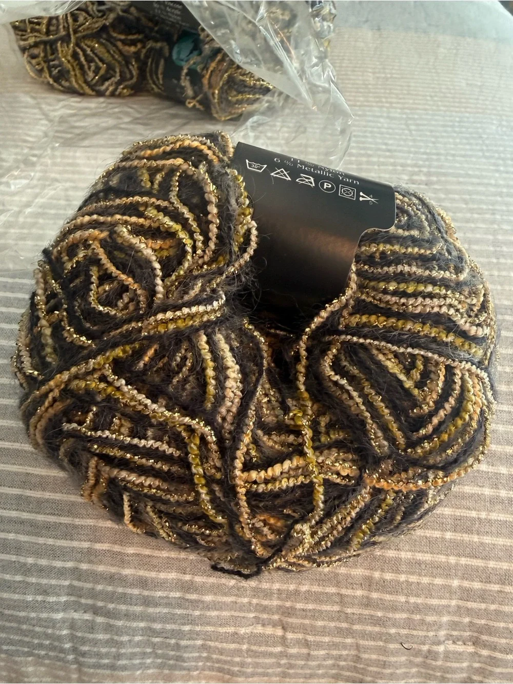 Yarn dark horse yarn, Twinkle Black and Gold Sparkle